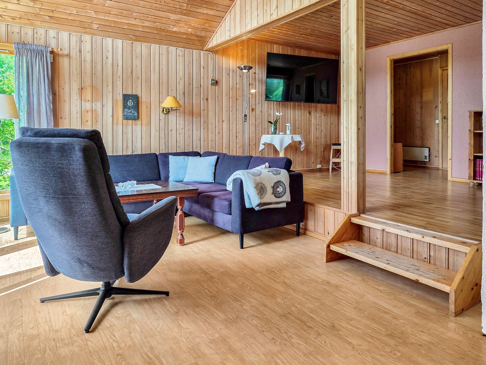 Det er god plass til sofagruppe i den nederste delen av stuen Galleribilde