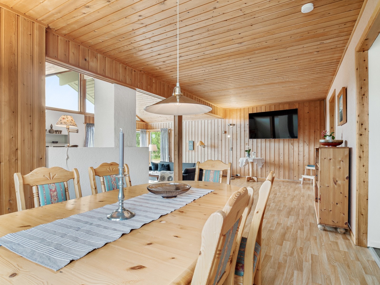 Spisestuedelen rommer både hele familen og gode venner! Galleribilde