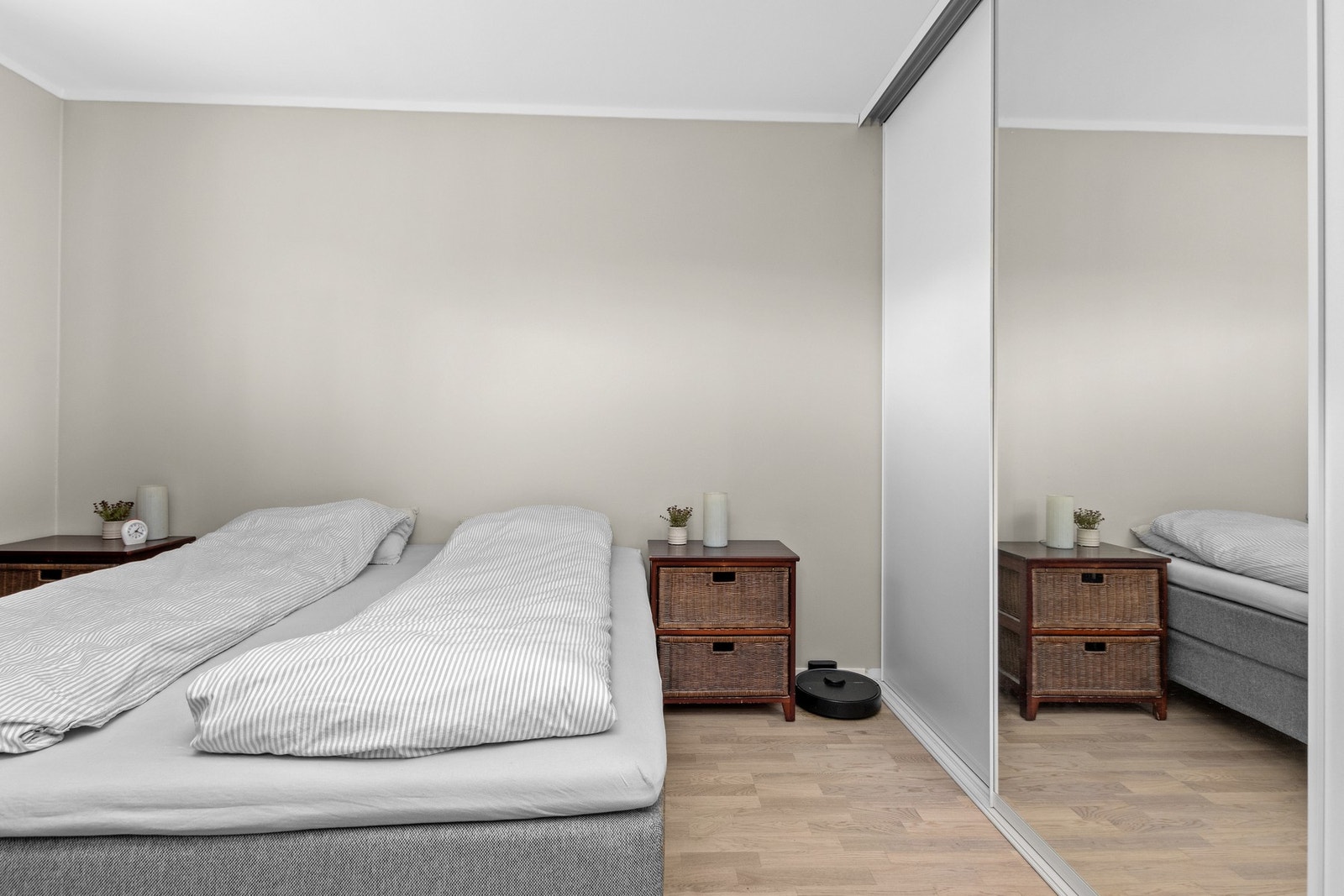 Soverom med skyvedørsgarderobe Galleribilde