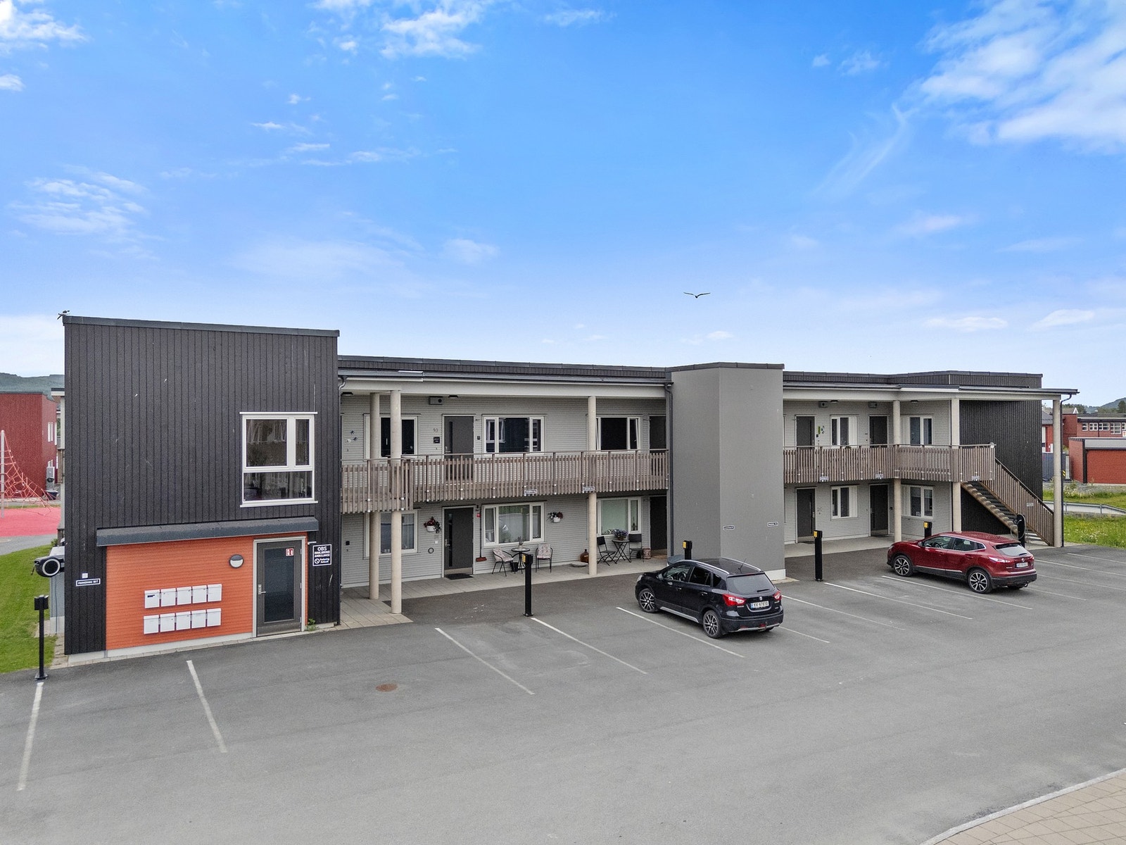 Parkering rett ved inngangen til leiligheten. Galleribilde