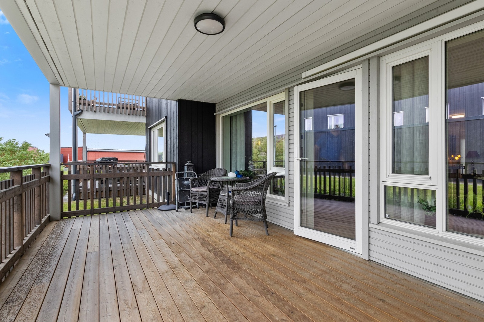 Romslig terrasse som er takoverbyggd. Galleribilde