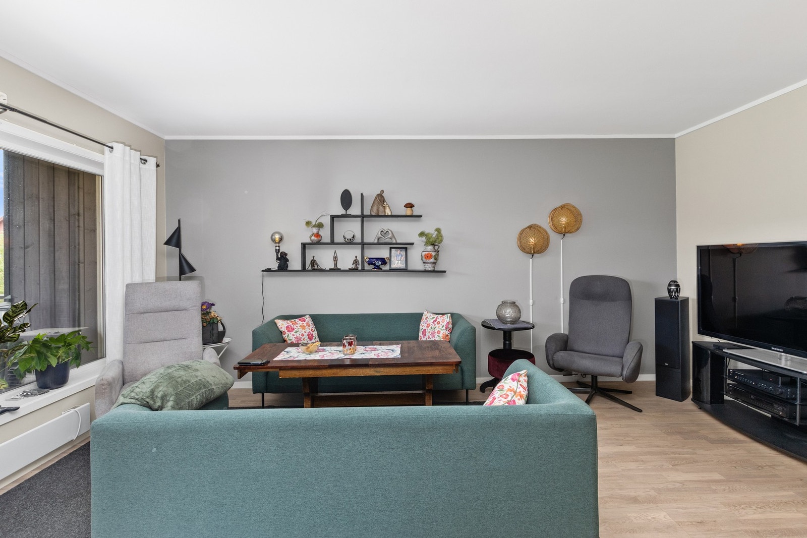 Hyggelig stue med gode møbleringsmuligheter. Galleribilde