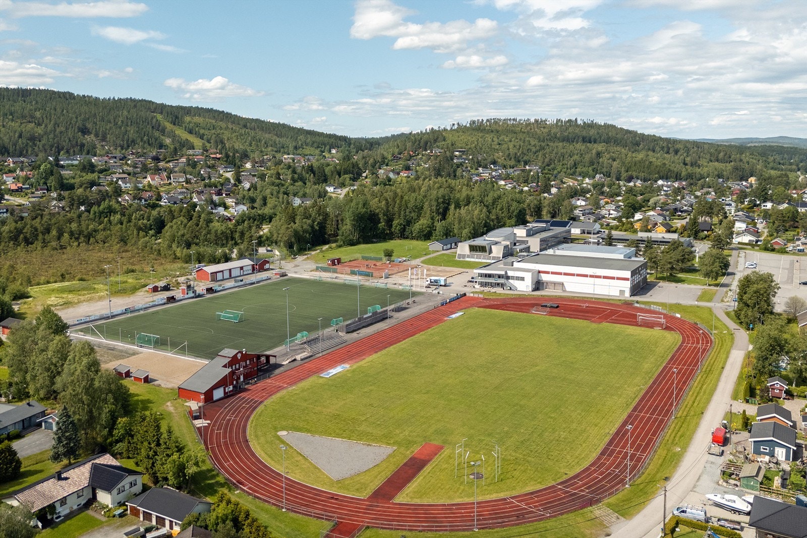 Bjørkelangen sportssenter med idrettsbane og andre fasiliteter ligger kun 4 minutter fra boligen. Galleribilde