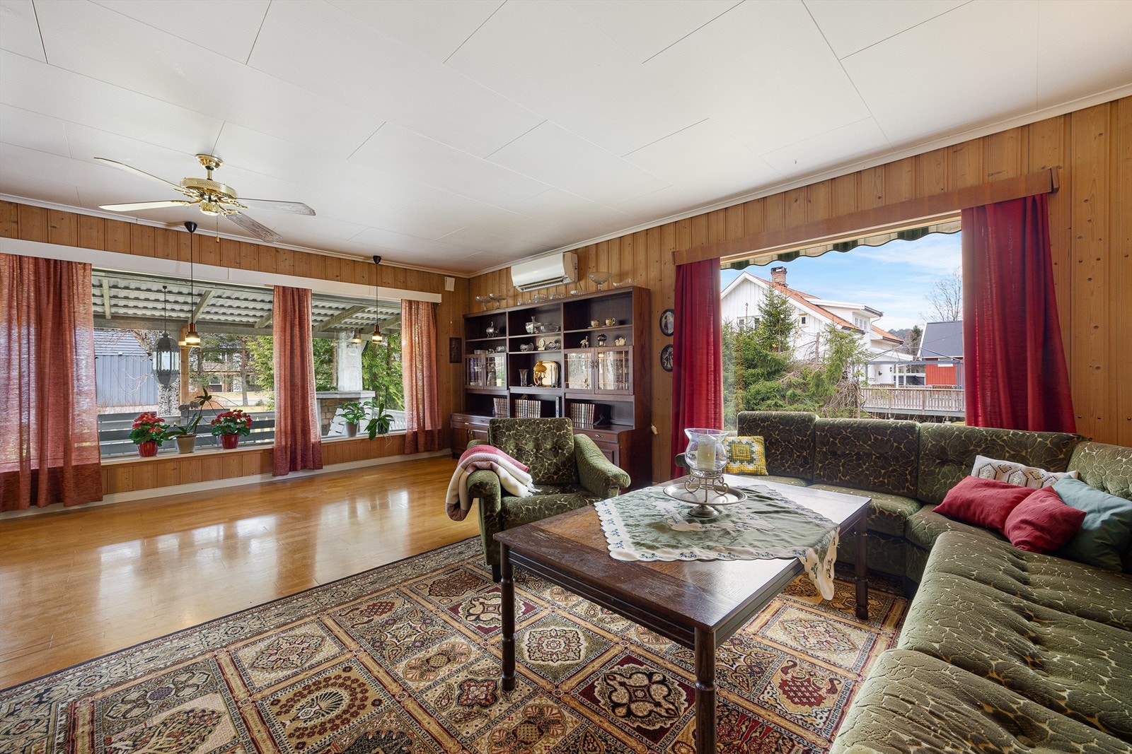 Store vindusflater gir godt med lys og utsikt mot hagen og den overbygde terrassen. Galleribilde