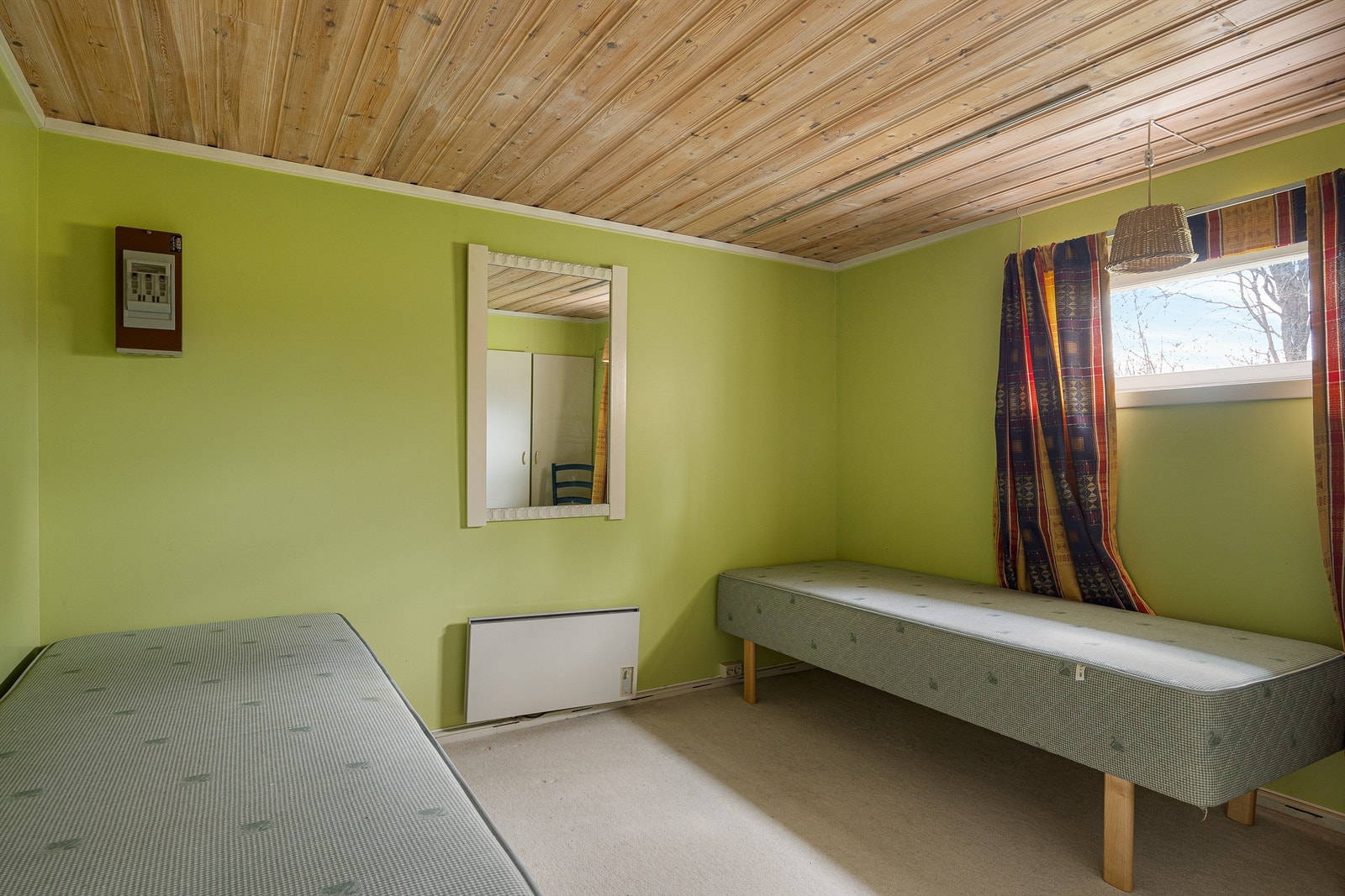 Innredet rom i kjelleretasjen med panel i himling. Galleribilde