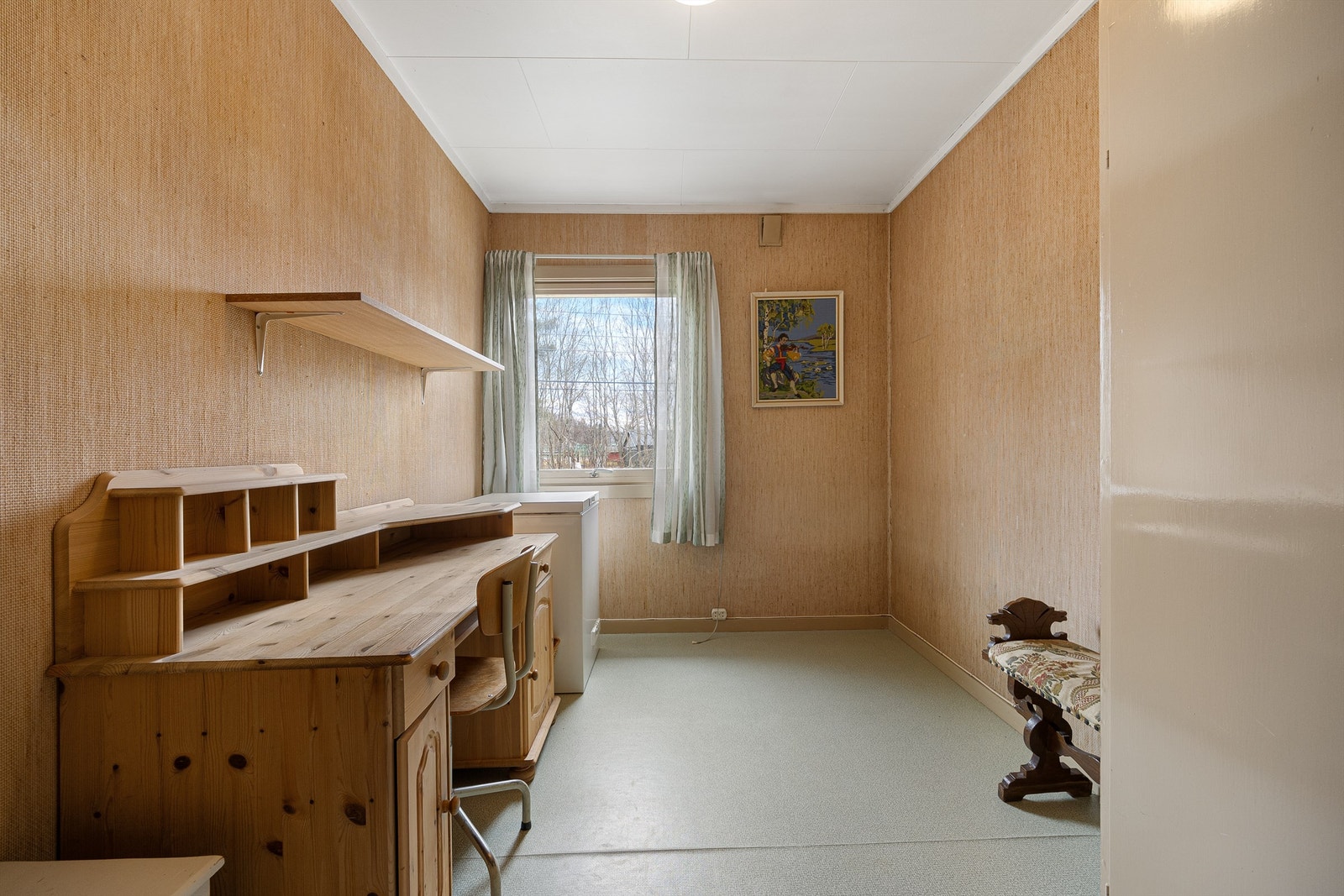 Det ene av to soverom i første etasje, med plass til seng og skrivebord. Galleribilde