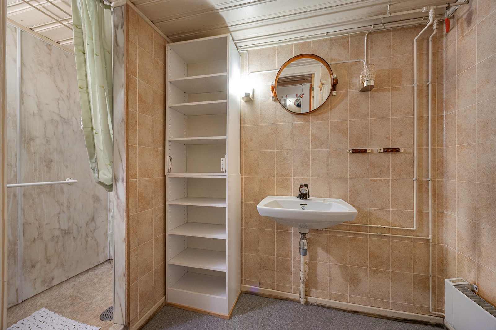 Badet i kjelleren er utstyrt med dusjnisje, toalett og servant. Galleribilde