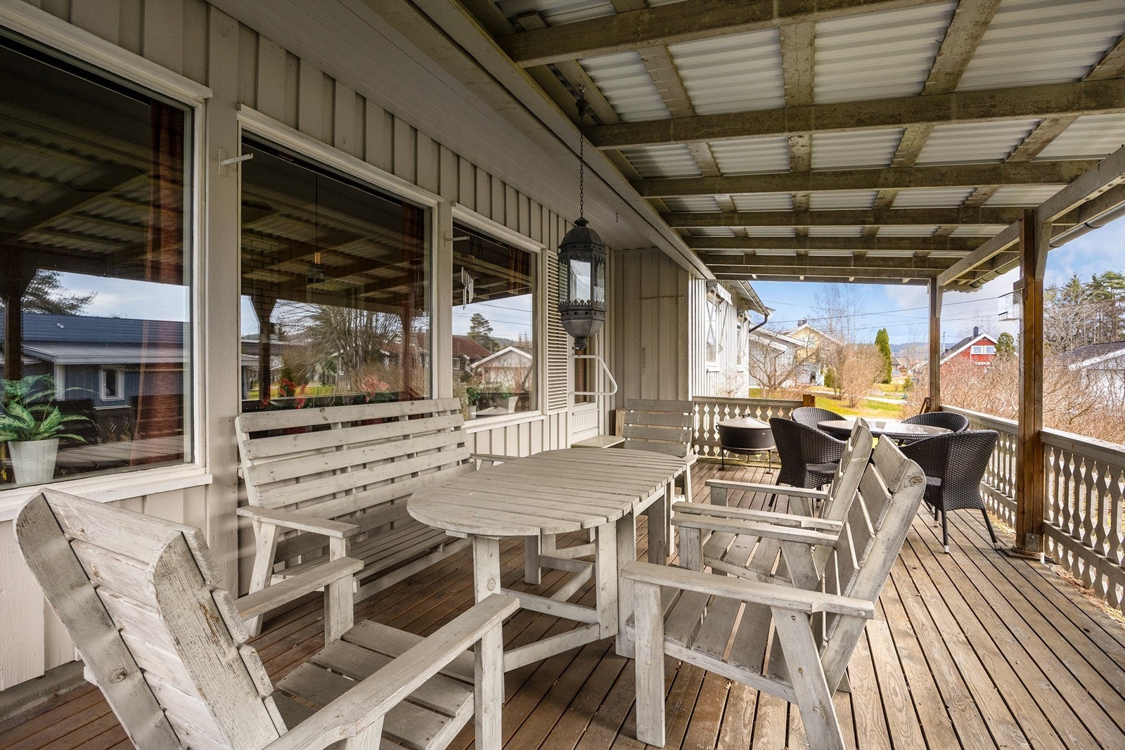 Fra stuen er det utgang til en overbygget terrasse på hele 28 m². Her er det god plass til flere sittegrupper og en egen utepeis. Galleribilde