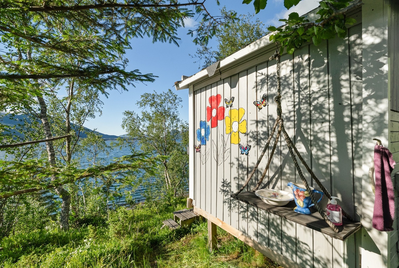 Godt gammeldags utedo for den tradisjonelle hyttesjarmen! Galleribilde