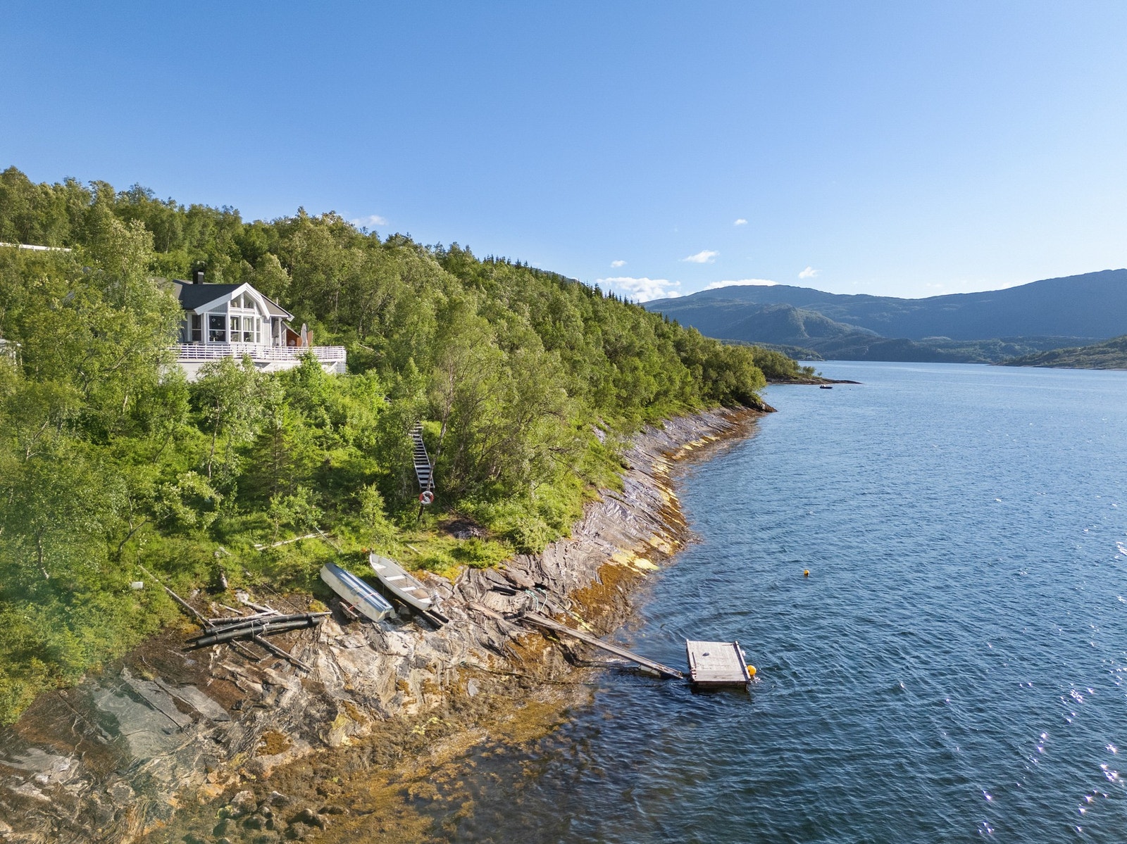 Fantastisk utsikt mot åpen hav og fjell kombineres med moderne, men passende innvendig preg Galleribilde
