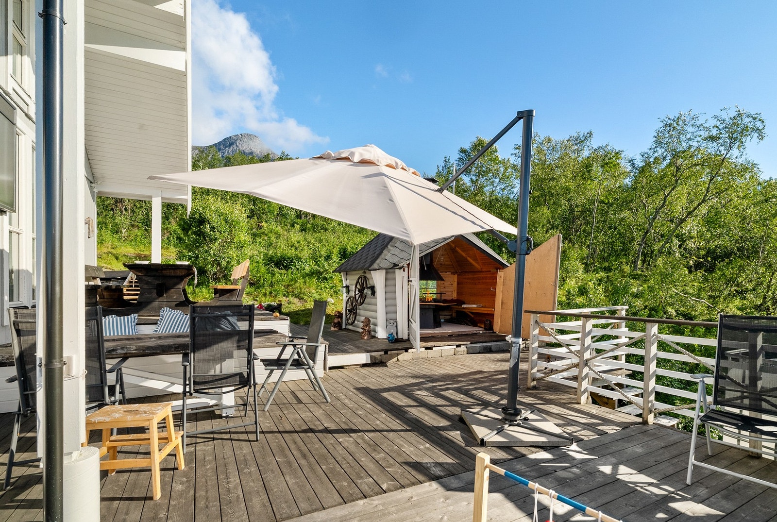 Hytten er omringer av flotte terrasse- og balkongarealer som kan tas i bruk når finværet kommer Galleribilde