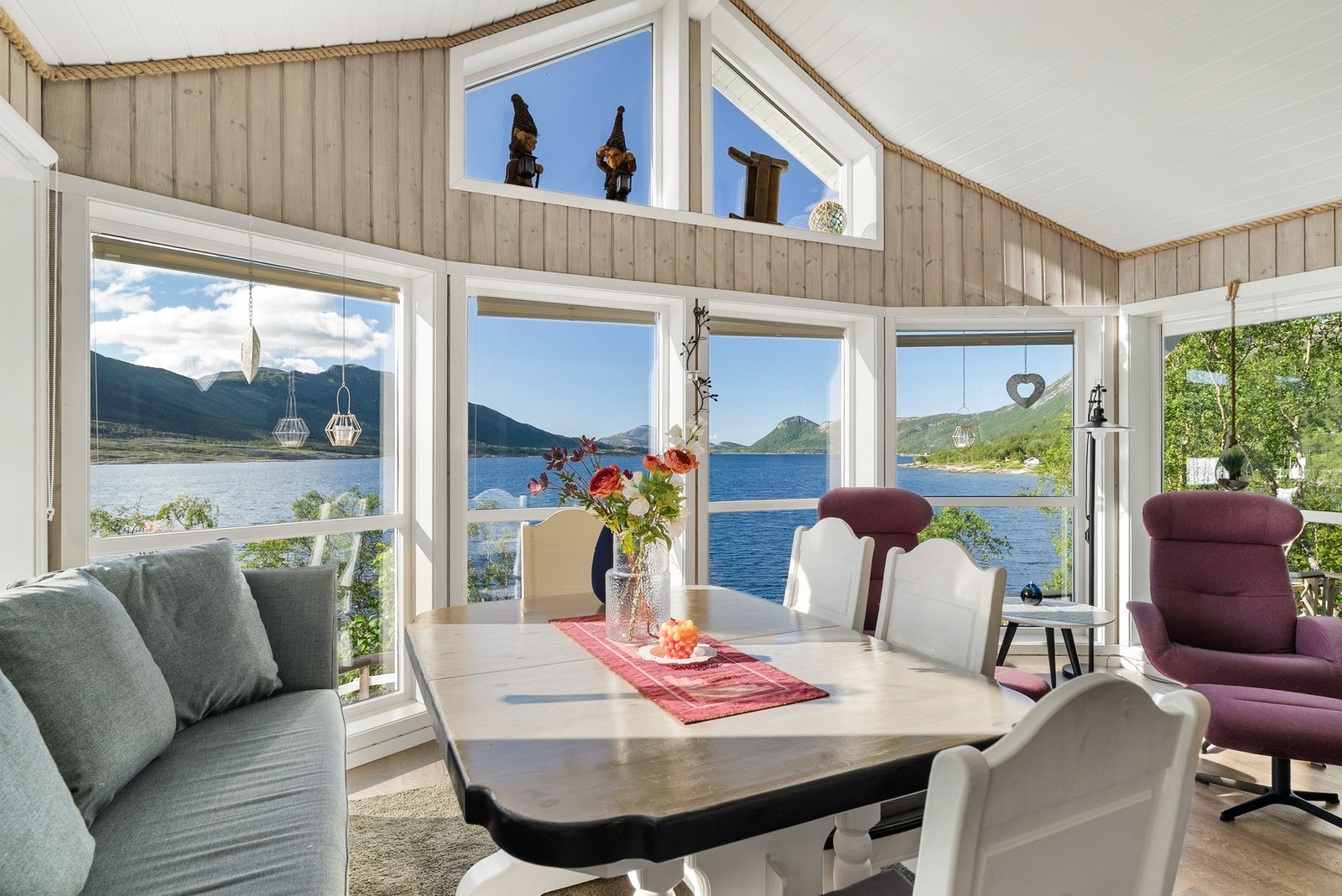 Tau i overgangen mellom vegger og tak skaper en maritim sjarm som står i stil med utsikten og omgivelsene Galleribilde