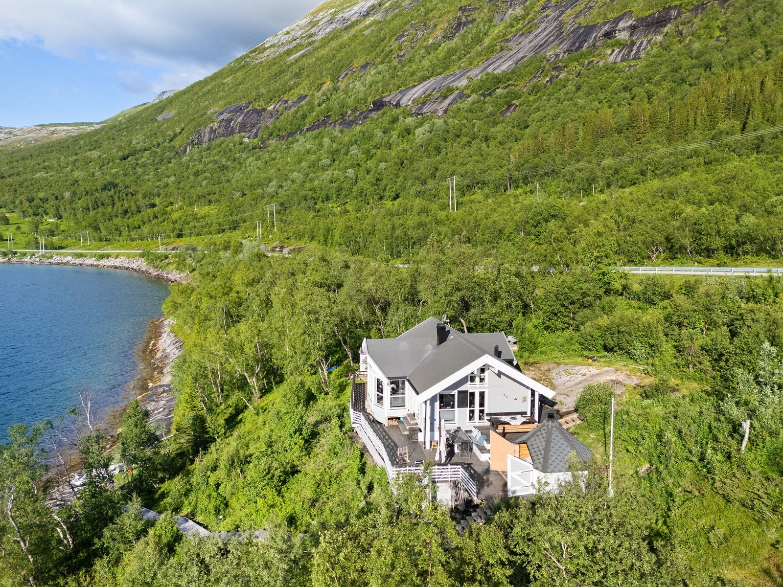 Hytten har lekre uterealer som klar for å benyttes Galleribilde