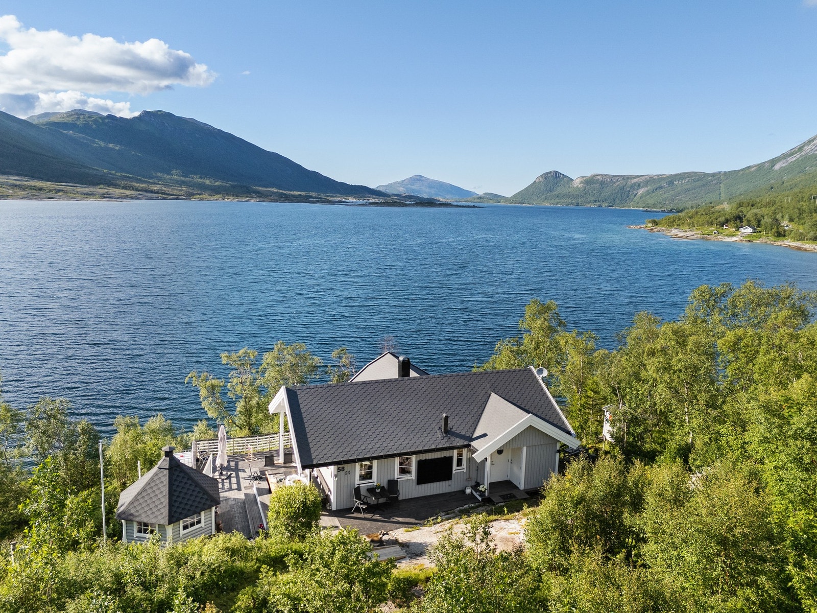 Velkommen til denne idylliske hytten fra 2014 i Holmsundfjorden 58! Galleribilde