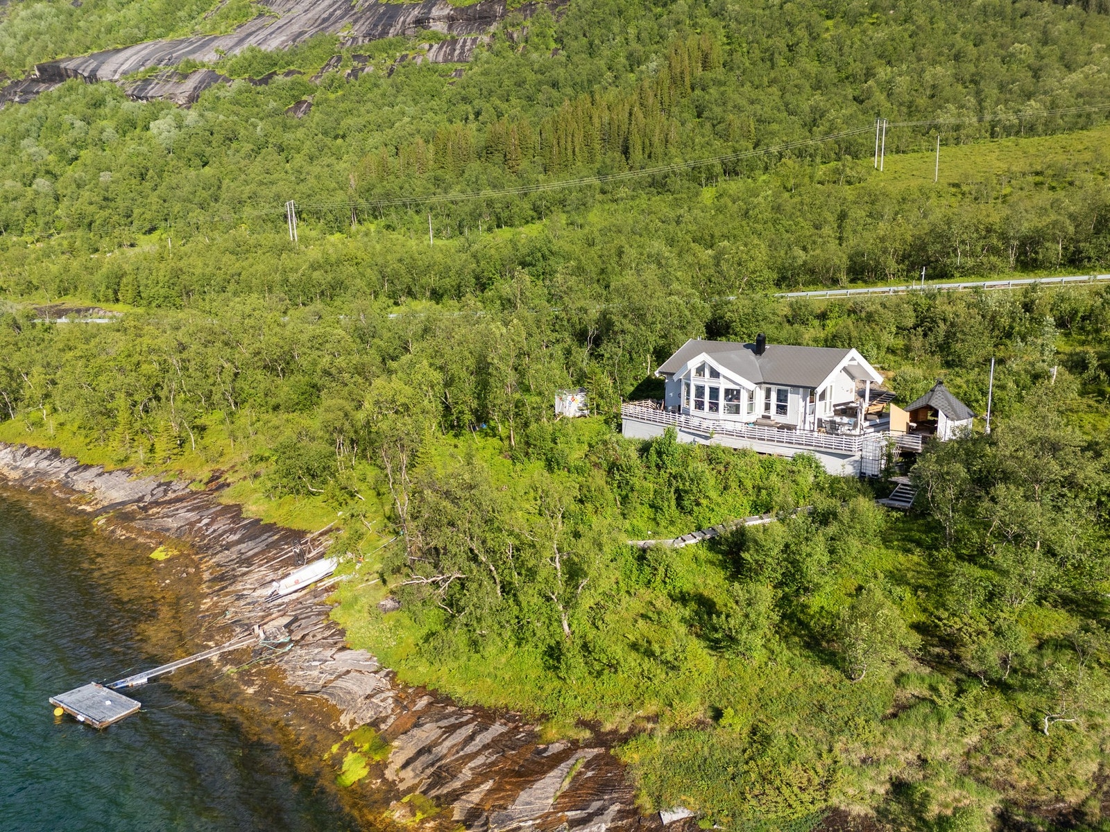 Hytten er koblet på 12V-anlegg og har uttak til sommervann ute Galleribilde