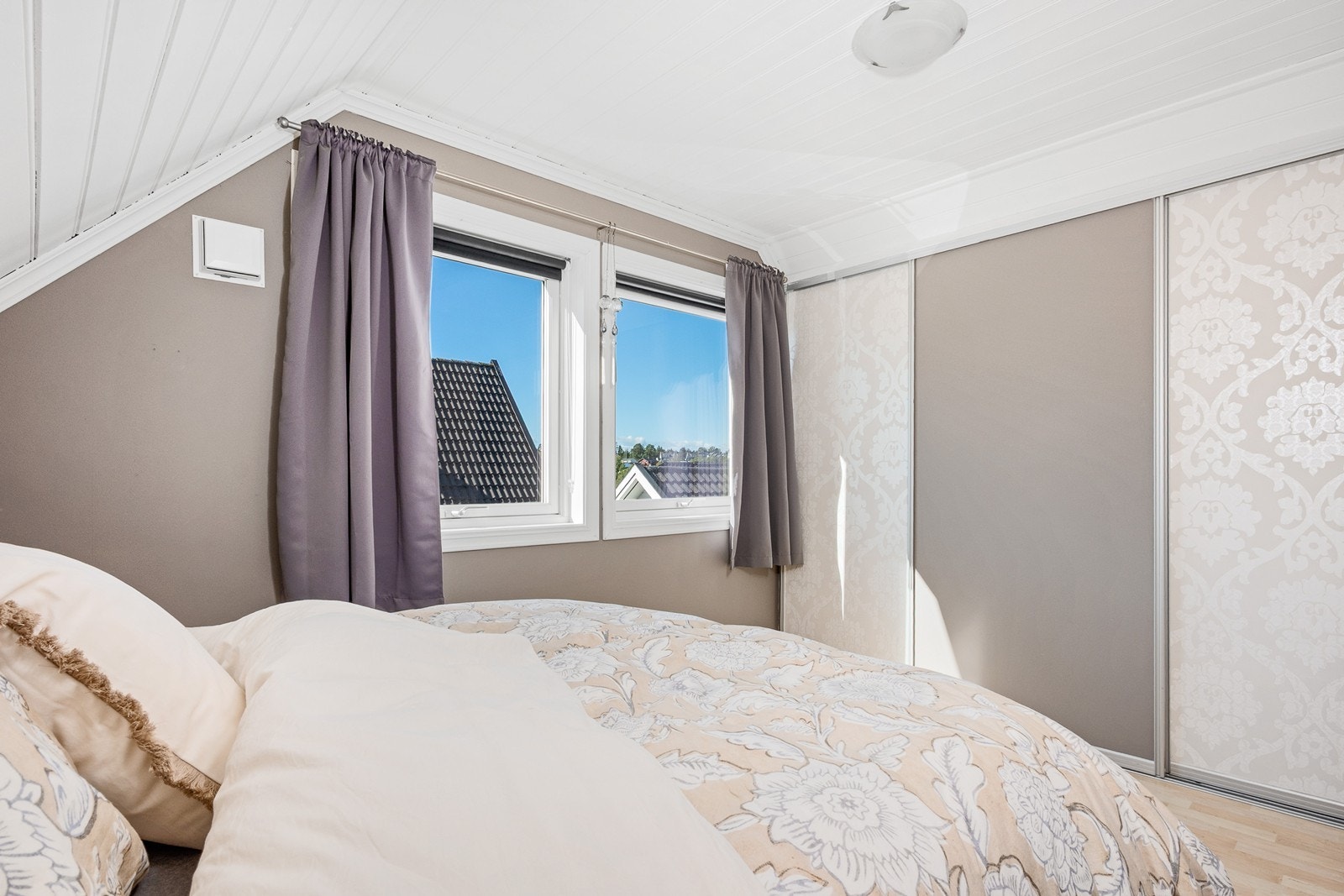 Et av rommene er innredet med en stor skyvedørsgarderobe. Galleribilde