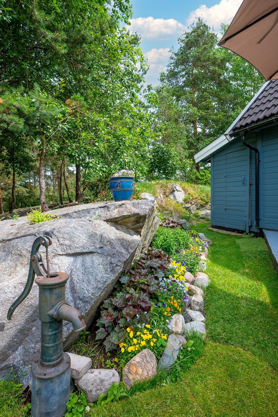 Hagen har fine og skreddersydde detaljer mot naturterrenget. Galleribilde