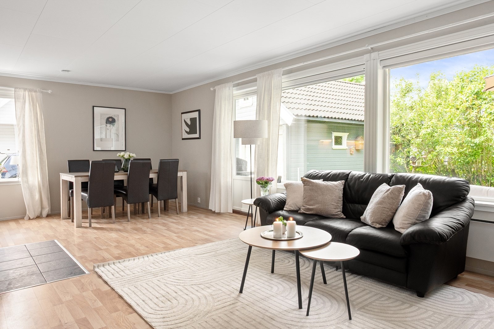 Stuen er åpen og lys med plass til sofagruppe og spisestue i tydelige soner. Galleribilde