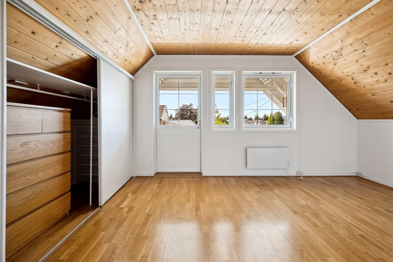 Det er 3 soverom i huset. Dette med utgang til balkong. Galleribilde