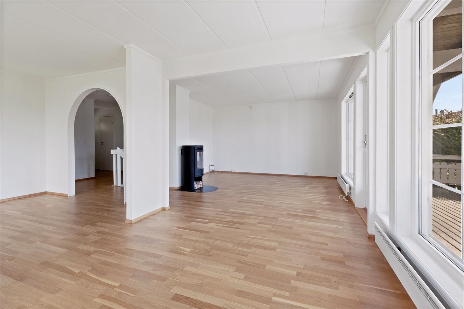 Lys og romslig stue med utgang til terrasse og hage. Galleribilde