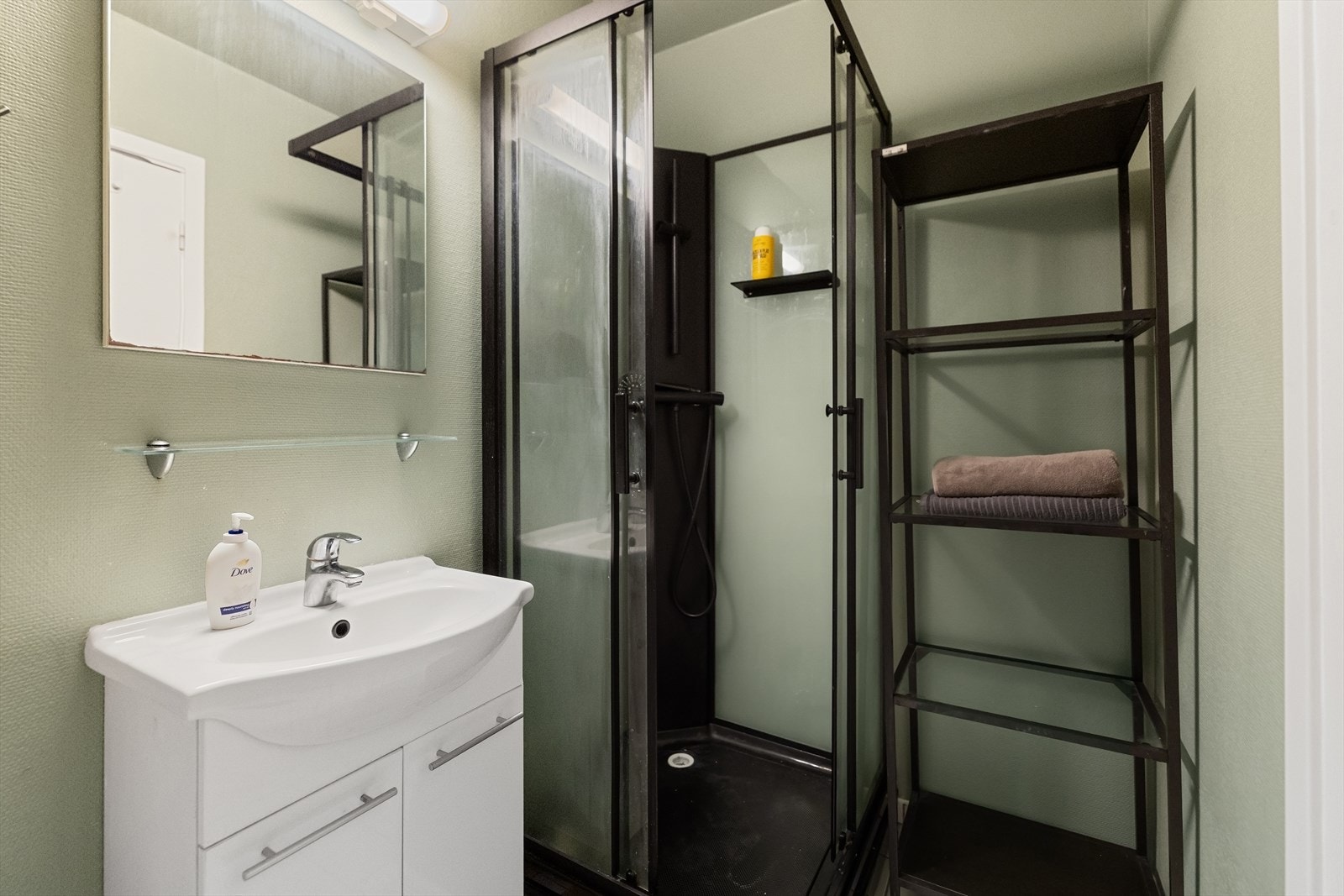 Et praktisk dusjkabinett kompletterer badet. Galleribilde