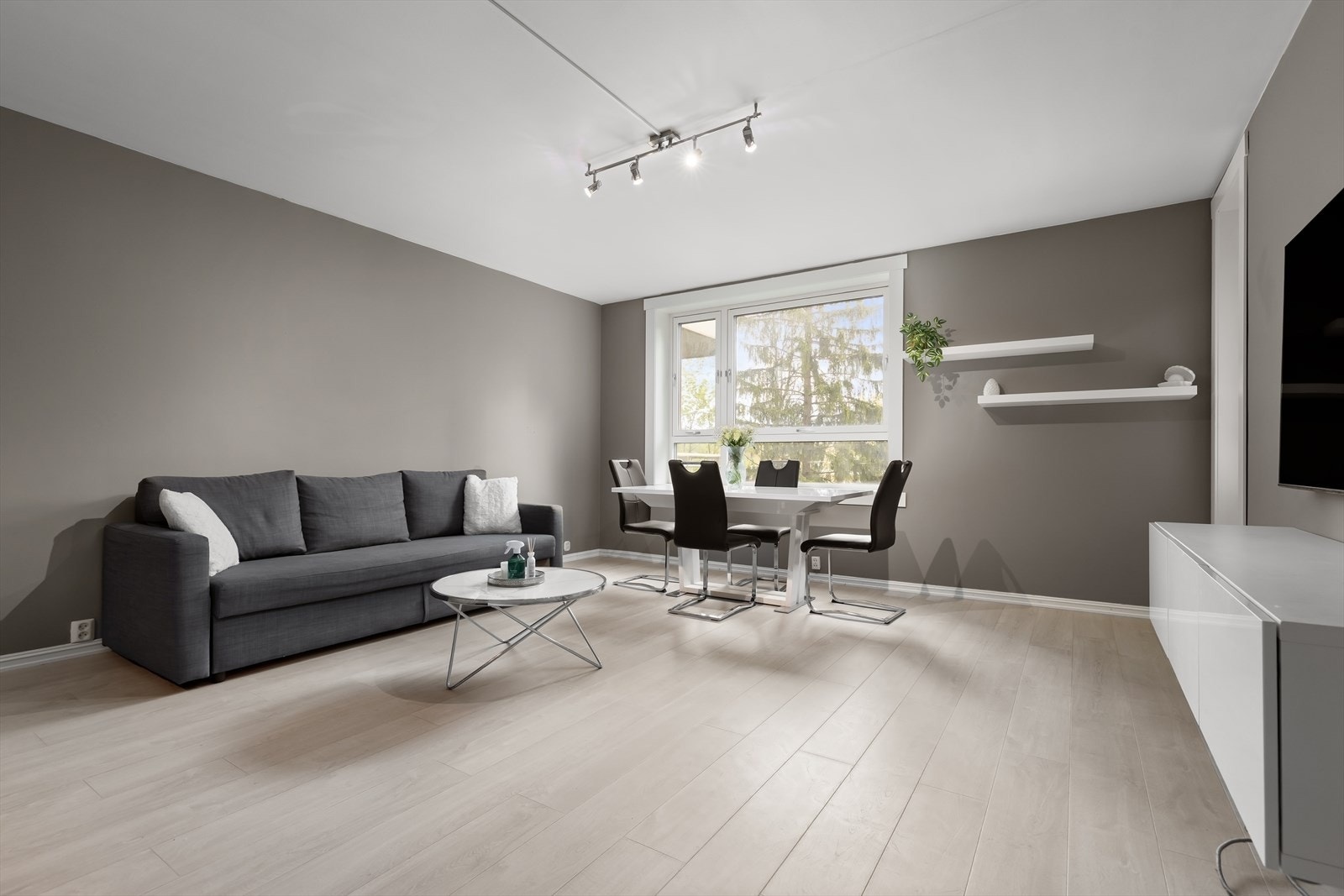 Den åpne stuen har god plass til både sofagruppe og spisebord. Takhøyden er målt til 2,52 meter. Galleribilde