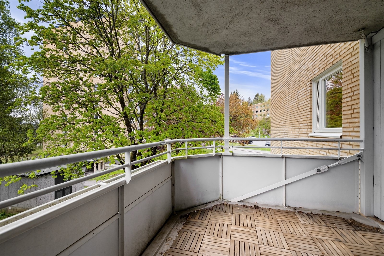 Fra stuen er det utgang til en balkong på ca. 7 m² med plass til en sittegruppe. Galleribilde