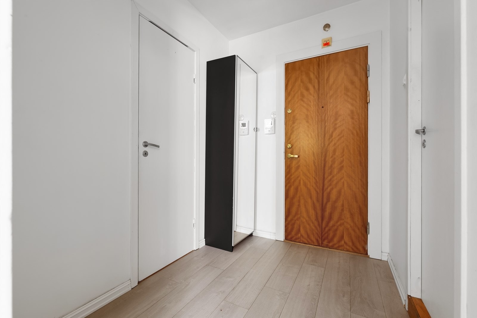 Entréen har en brann- og lydklassifisert inngangsdør. Leiligheten disponerer en bod i kjelleren i tillegg til den innvendige. Galleribilde