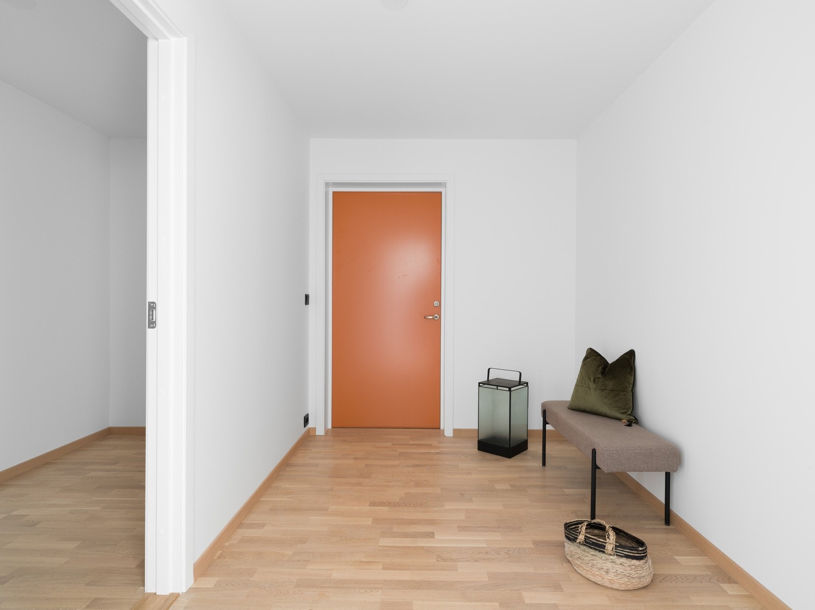Entréen fremstår lys, romslig og innbydende, og gir et svært godt førsteinntrykk av leiligheten. Galleribilde