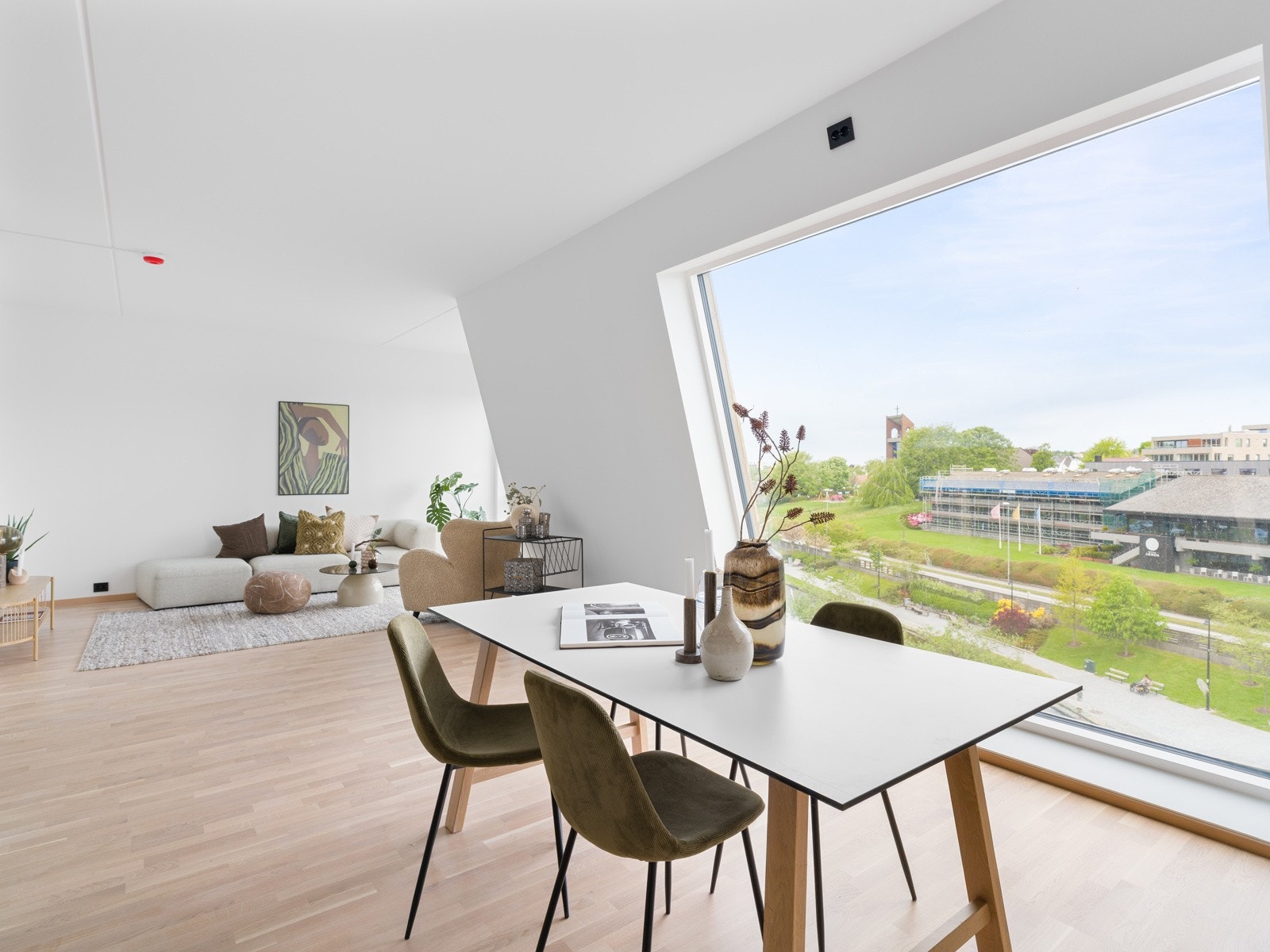 En åpen og sosial planløsning, perfekt for samvær og middager i hyggelige omgivelser. Galleribilde