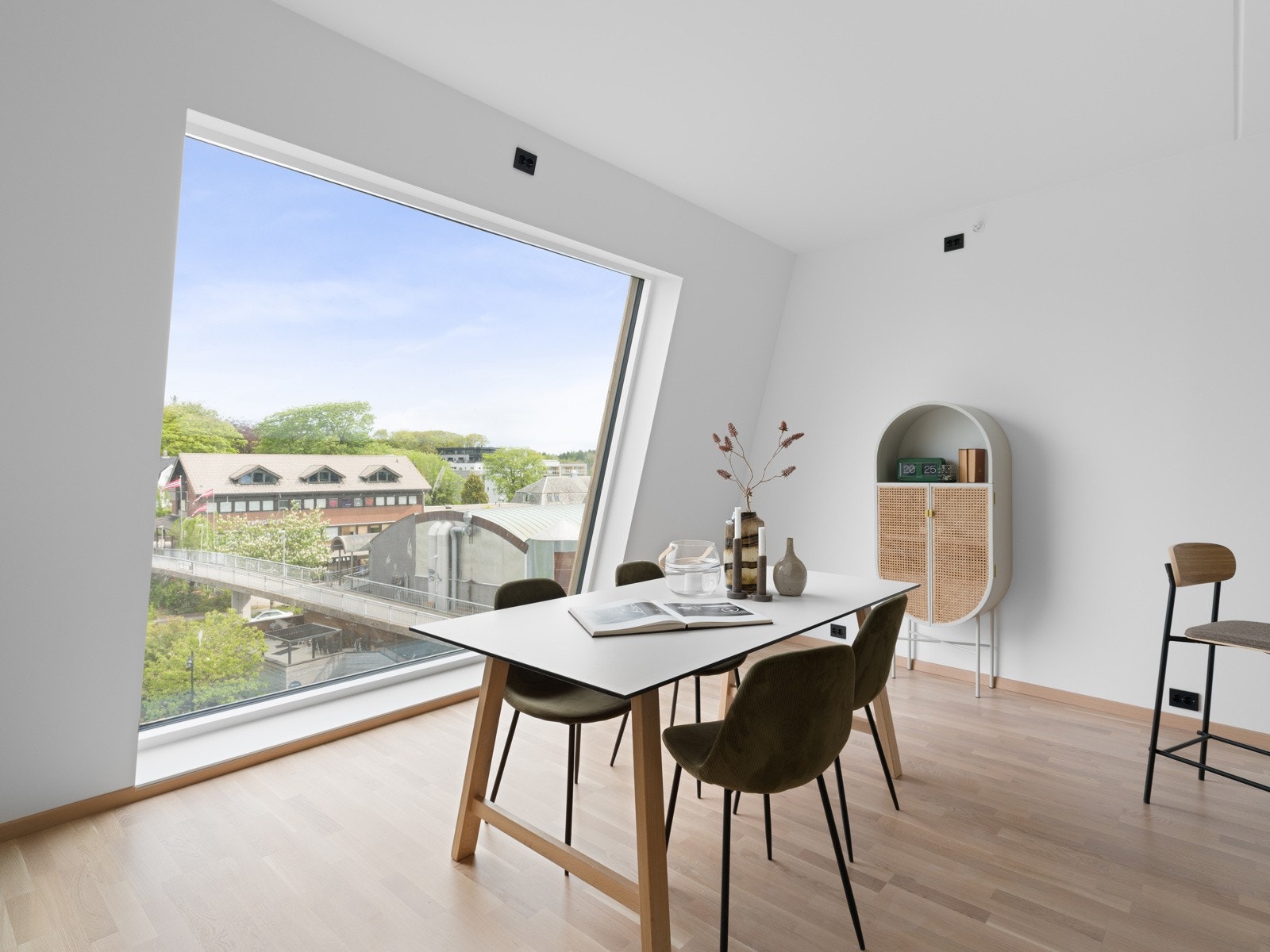 Store vindusflater sørger for rikelig med naturlig lysinnslipp og bidrar til en lys og innbydende atmosfære gjennom hele dagen. Galleribilde