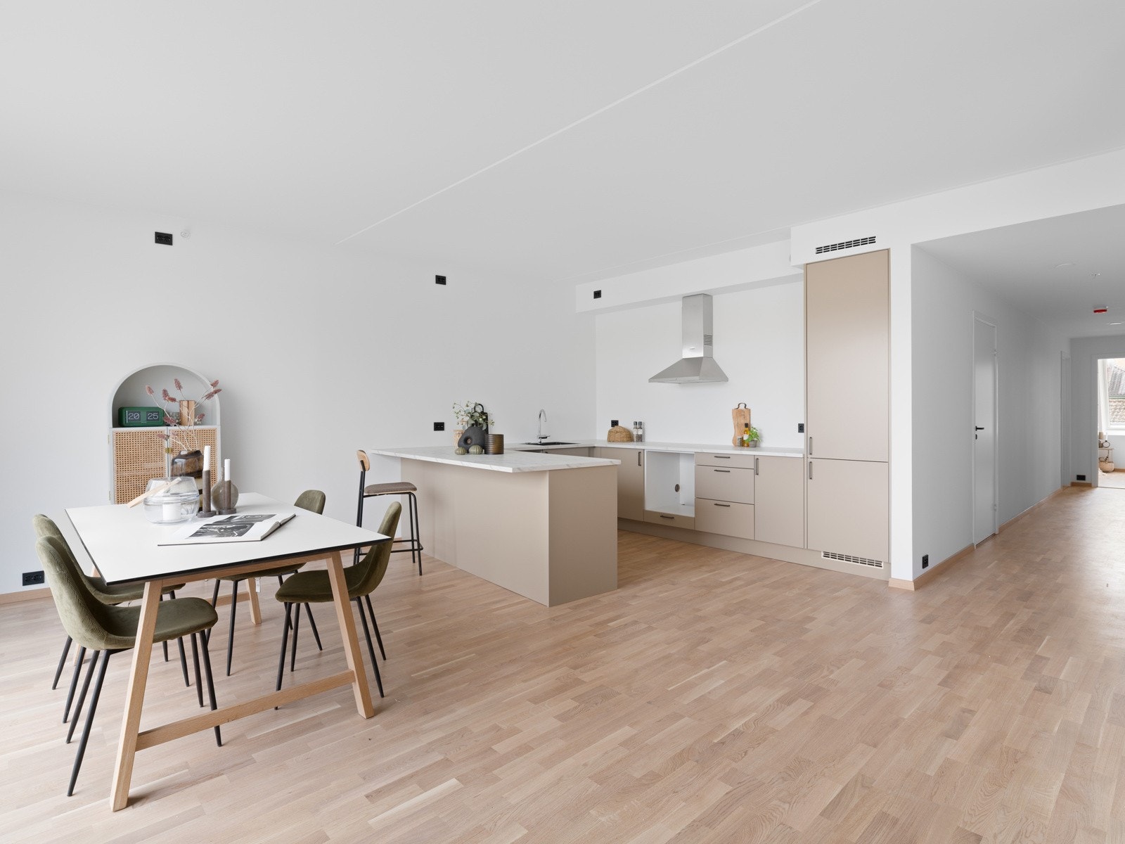 Den åpne løsningen mot spiseområdet skaper en sosial atmosfære, perfekt for både til hverdags og når du har gjester. Galleribilde