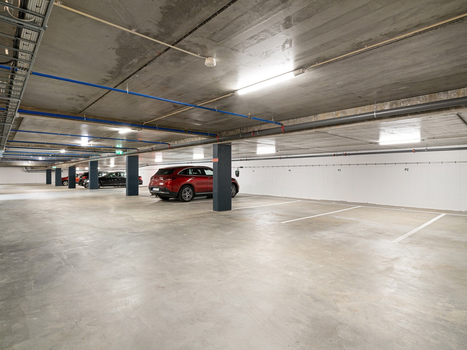 Leiligheten har parkering i lukket garasjeanlegg og sportbod. Galleribilde