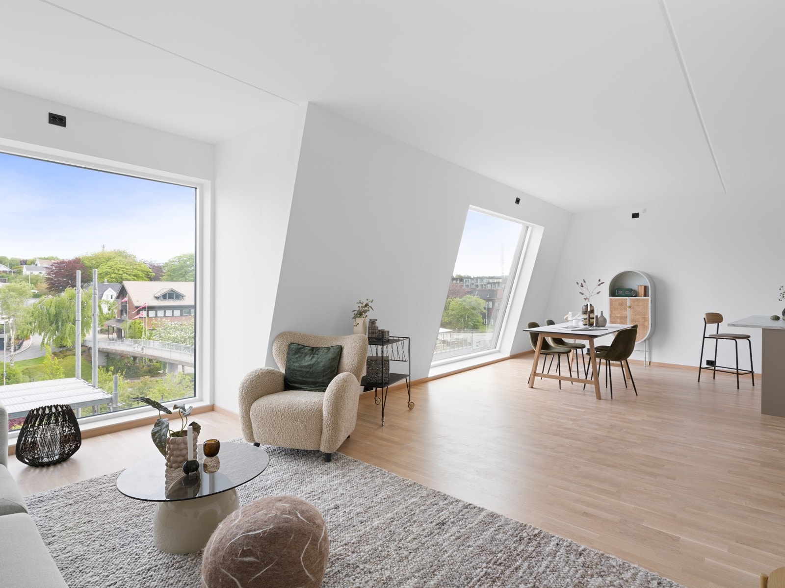 Stuen og kjøkkenet ligger i en åpen og sosial løsning. Galleribilde