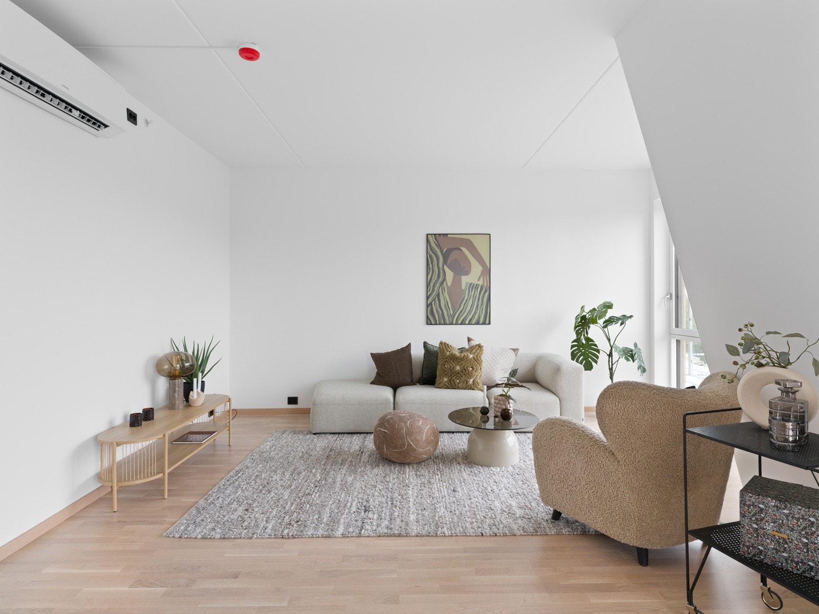 Rommet byr på gode møbleringsmuligheter og rommet kan enkelt tilpasses ulike behov og ønsker. Galleribilde