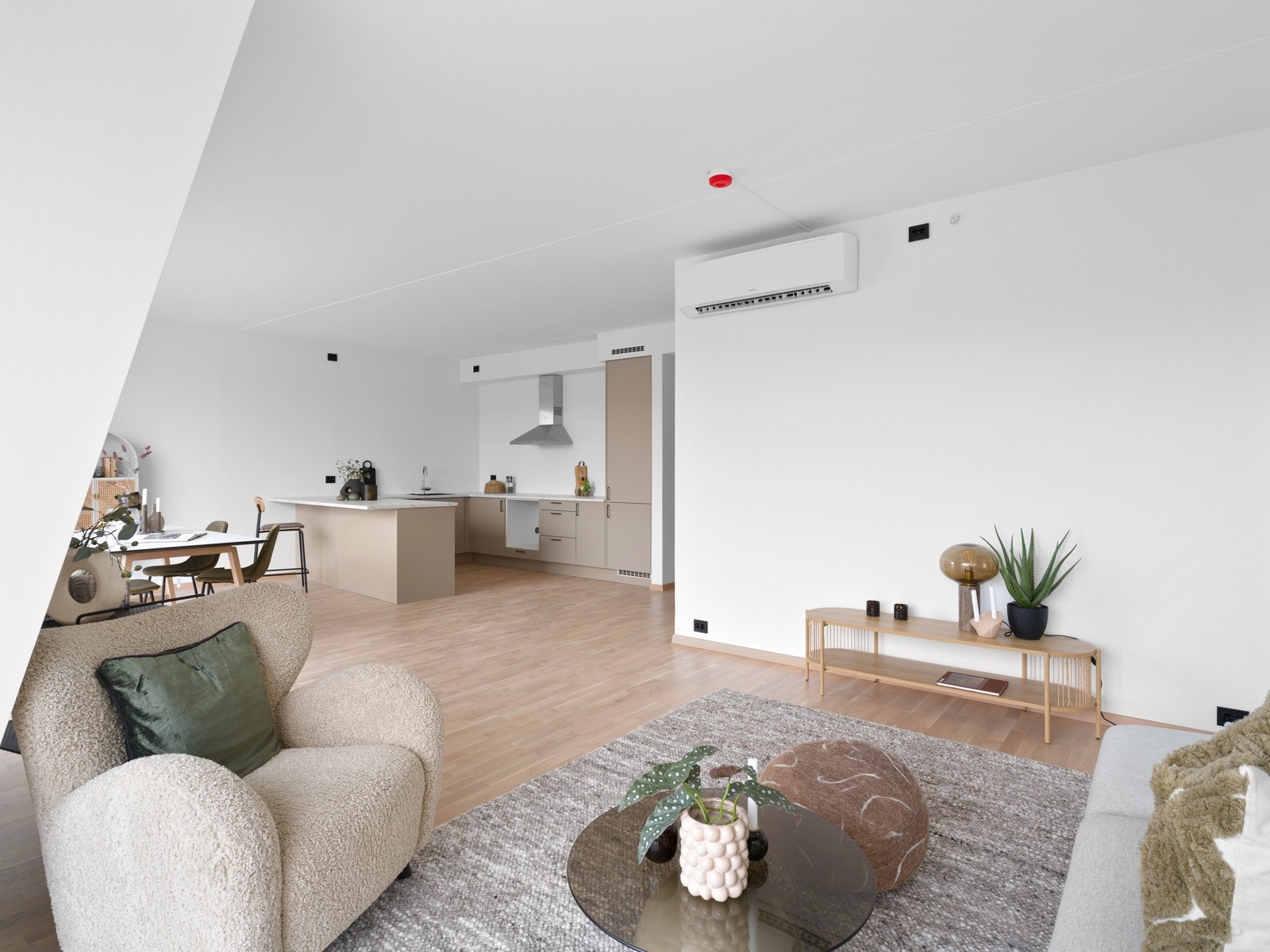 Her har man god plass til både spisegruppe og sofakrok. Galleribilde