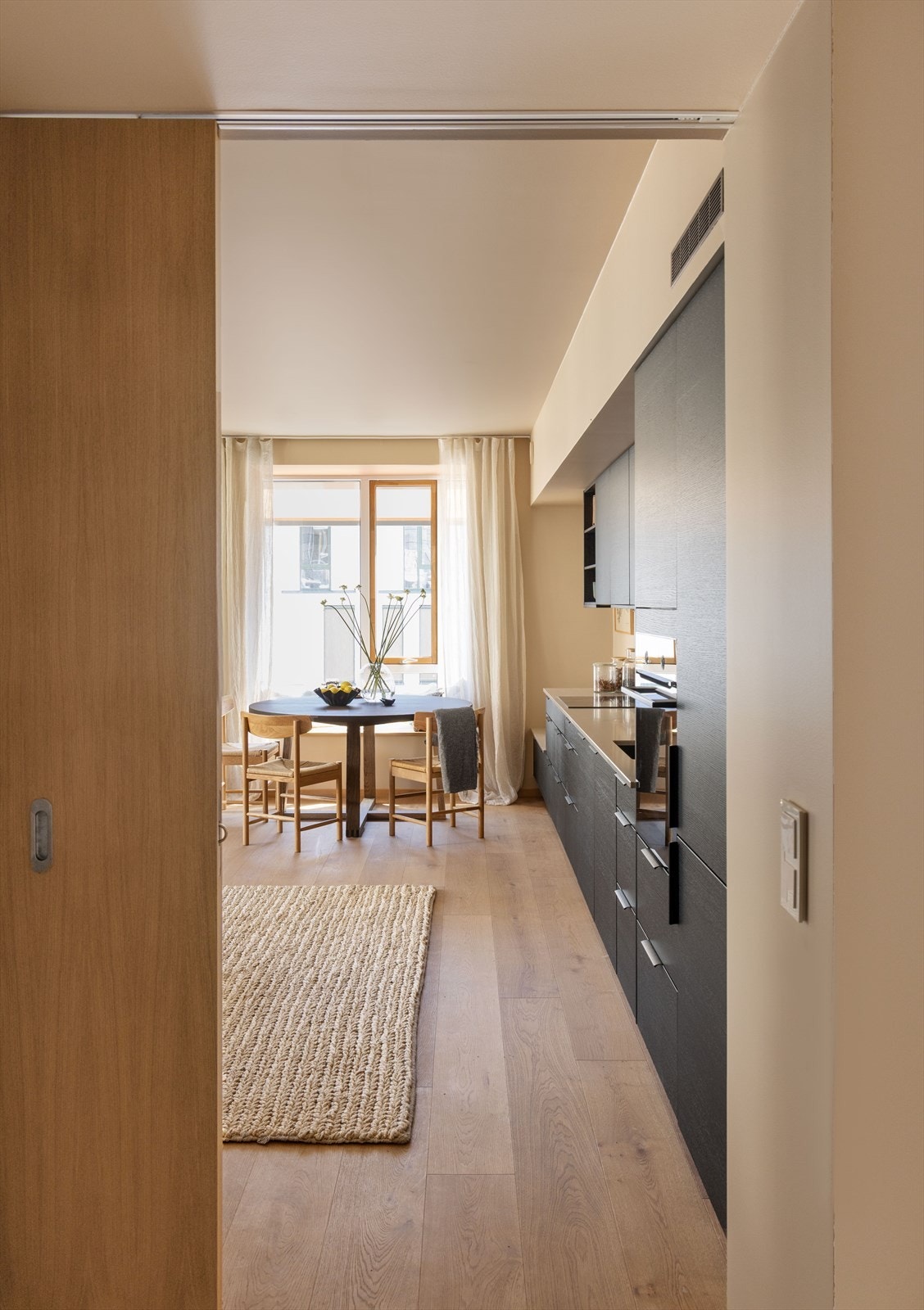 Leiligheten holder god standard med gode materialvalg og utstrakt bruk av eik. Galleribilde
