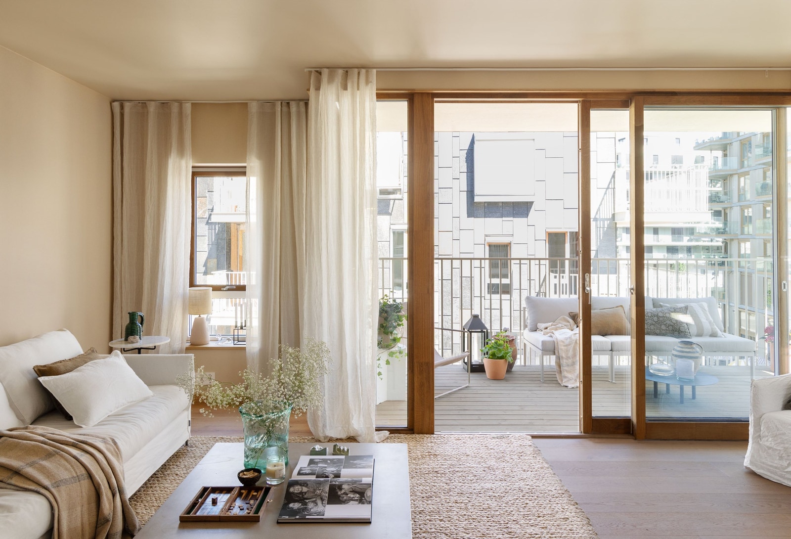 Fra stuen har man utgang til nordøstvendt balkong med morgensol. Galleribilde