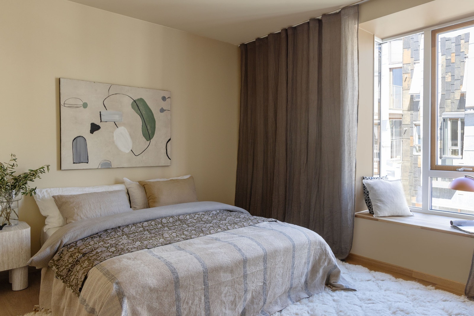 Romslig hovedsoverom med bred karnapp. Galleribilde