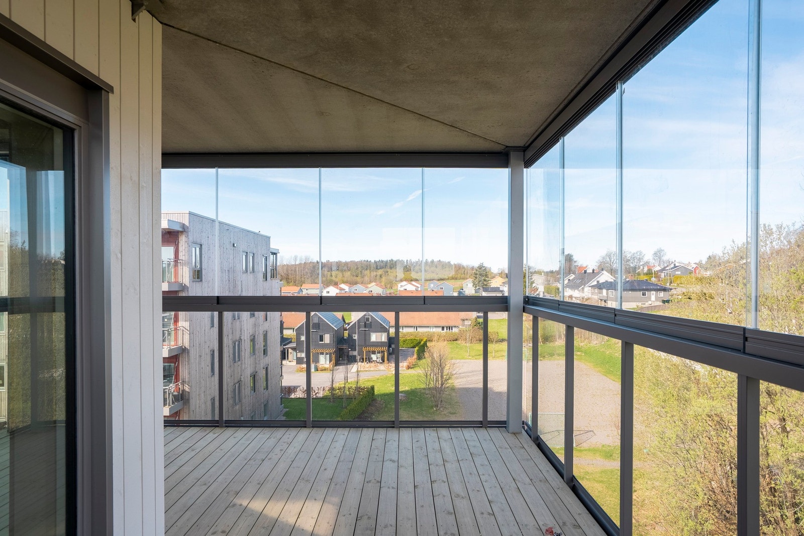Usjenert beliggenhet med gode solforhold, mulighet til å følge solen gjennom dagen og fritt utsyn mot omgivelsene Galleribilde
