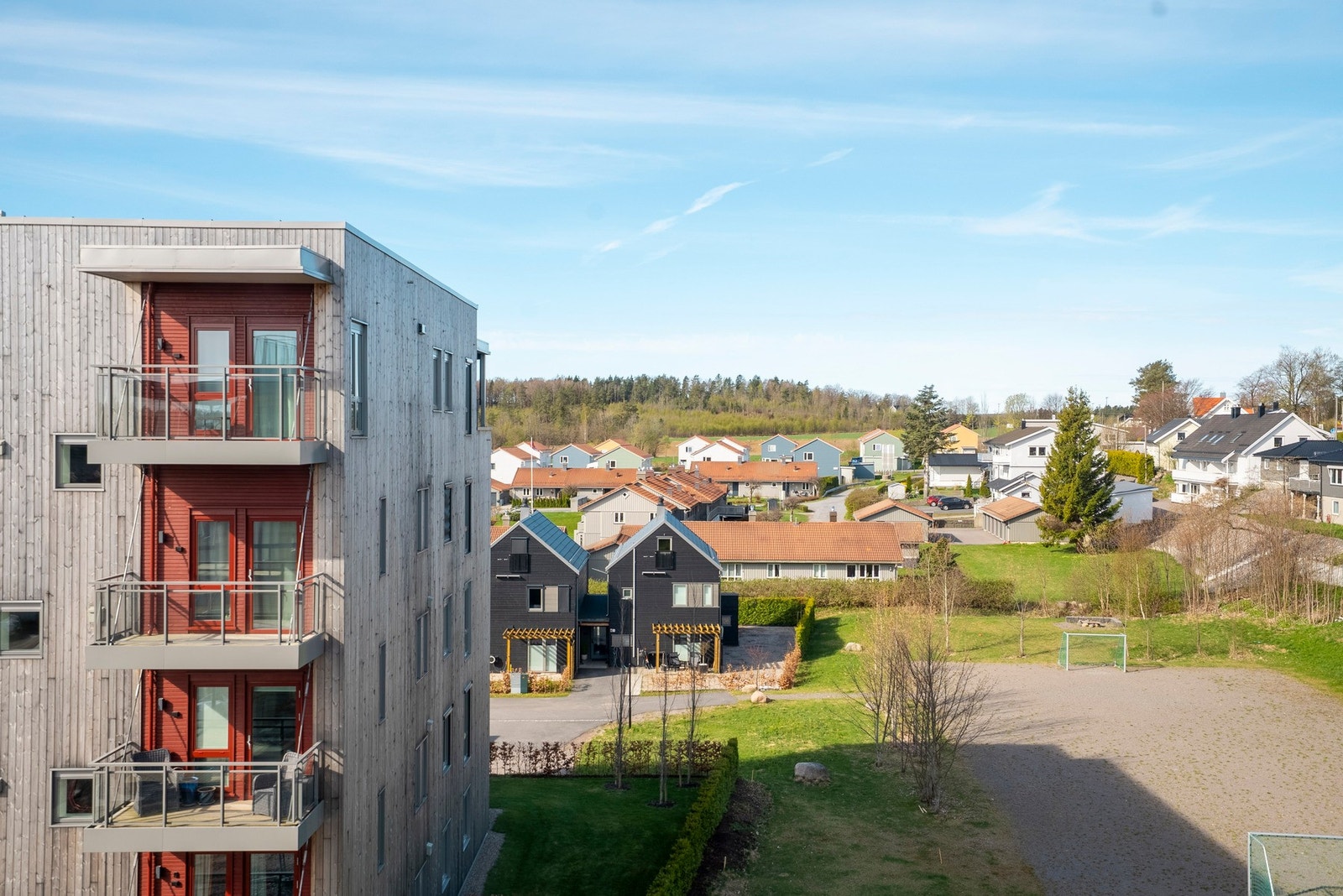 Fra leiligheten har man en langstrakt utsikt over Stokke Galleribilde