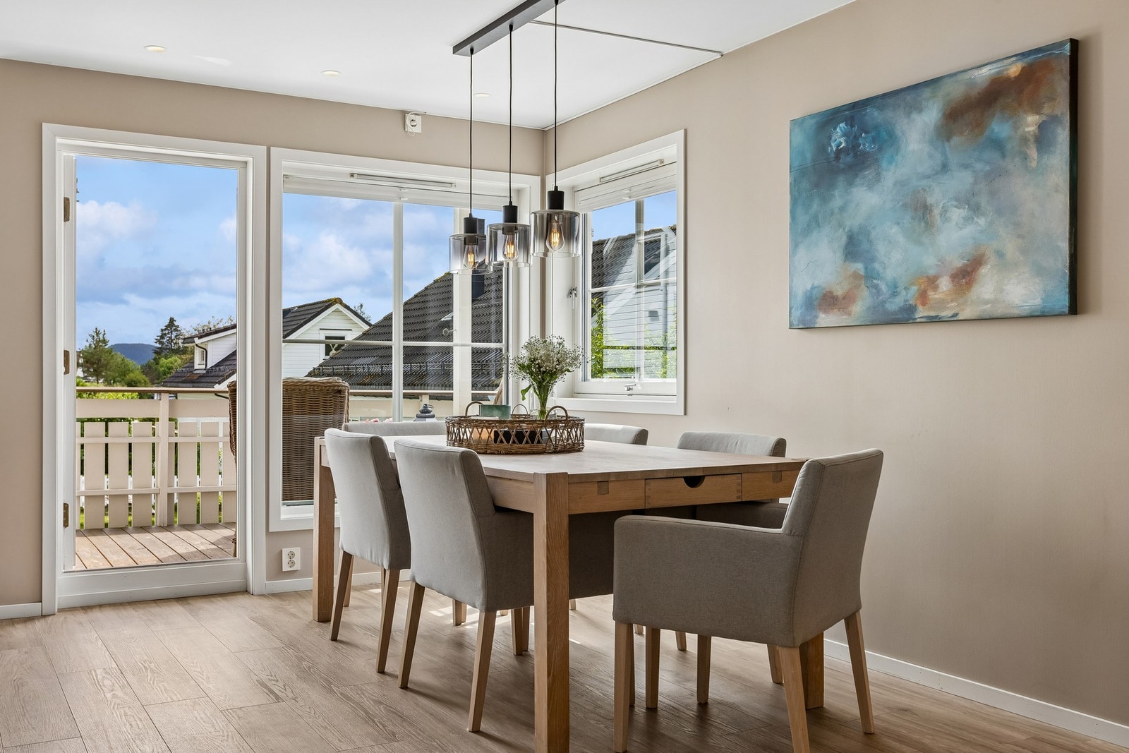 God plass til et koselig spisebord for sosiale sammenkomster Galleribilde