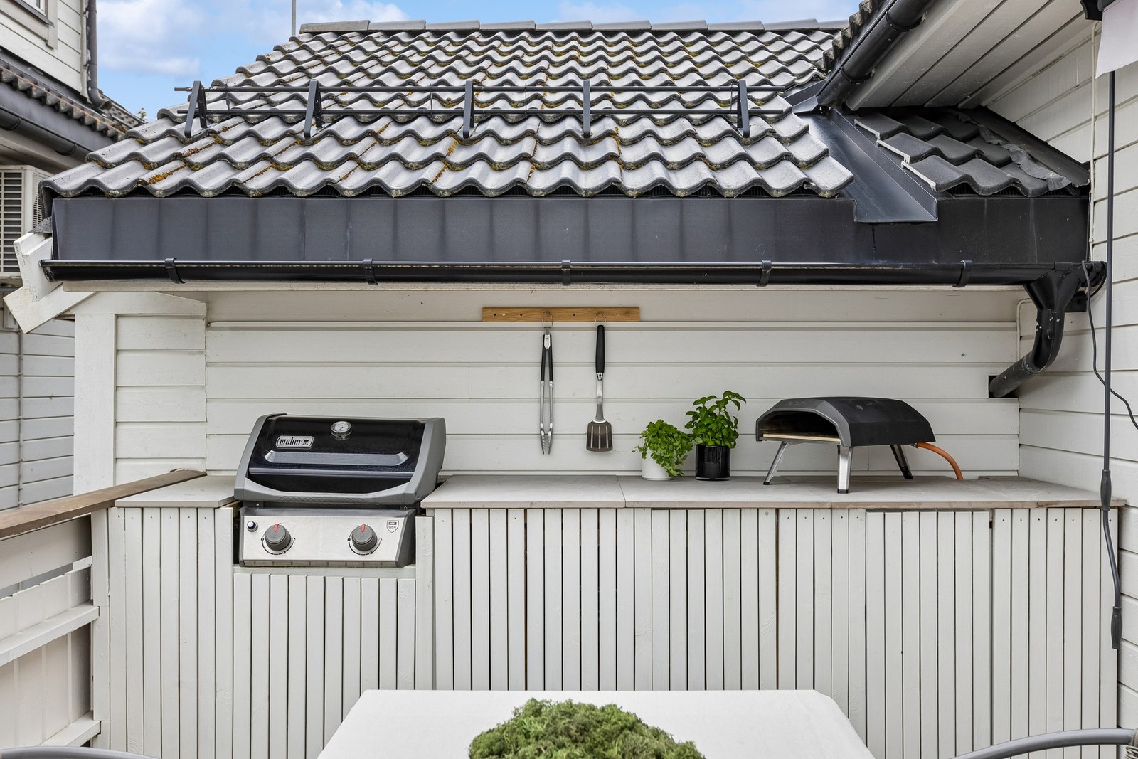 Praktisk og innbydende uteplass med god benkeplass til matlaging og servering, samt grill - perfekt for lange og hyggelige sommerkvelder med familie og venner Galleribilde