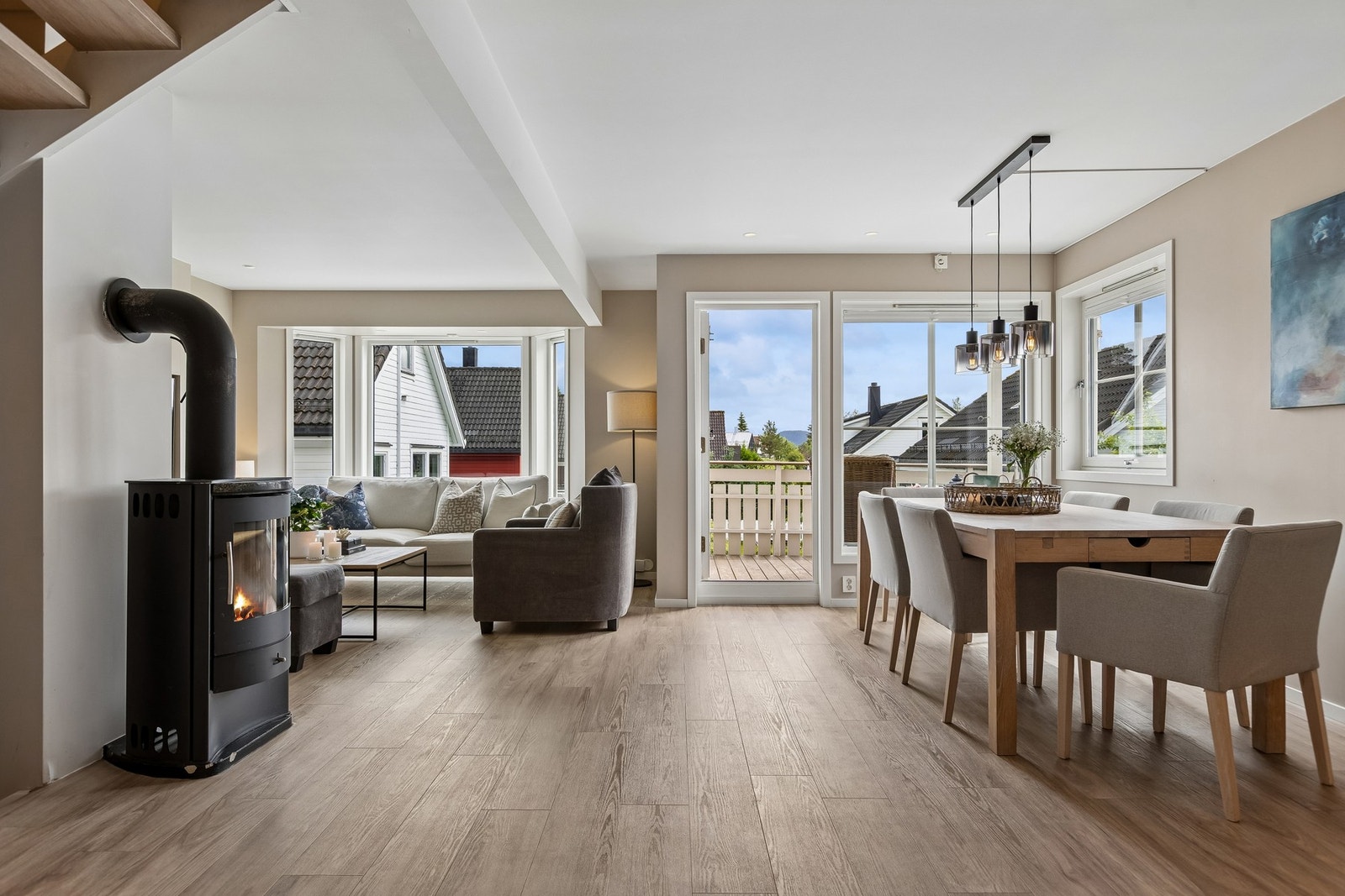 Fra stuen er det utgang til en flott terrasse Galleribilde