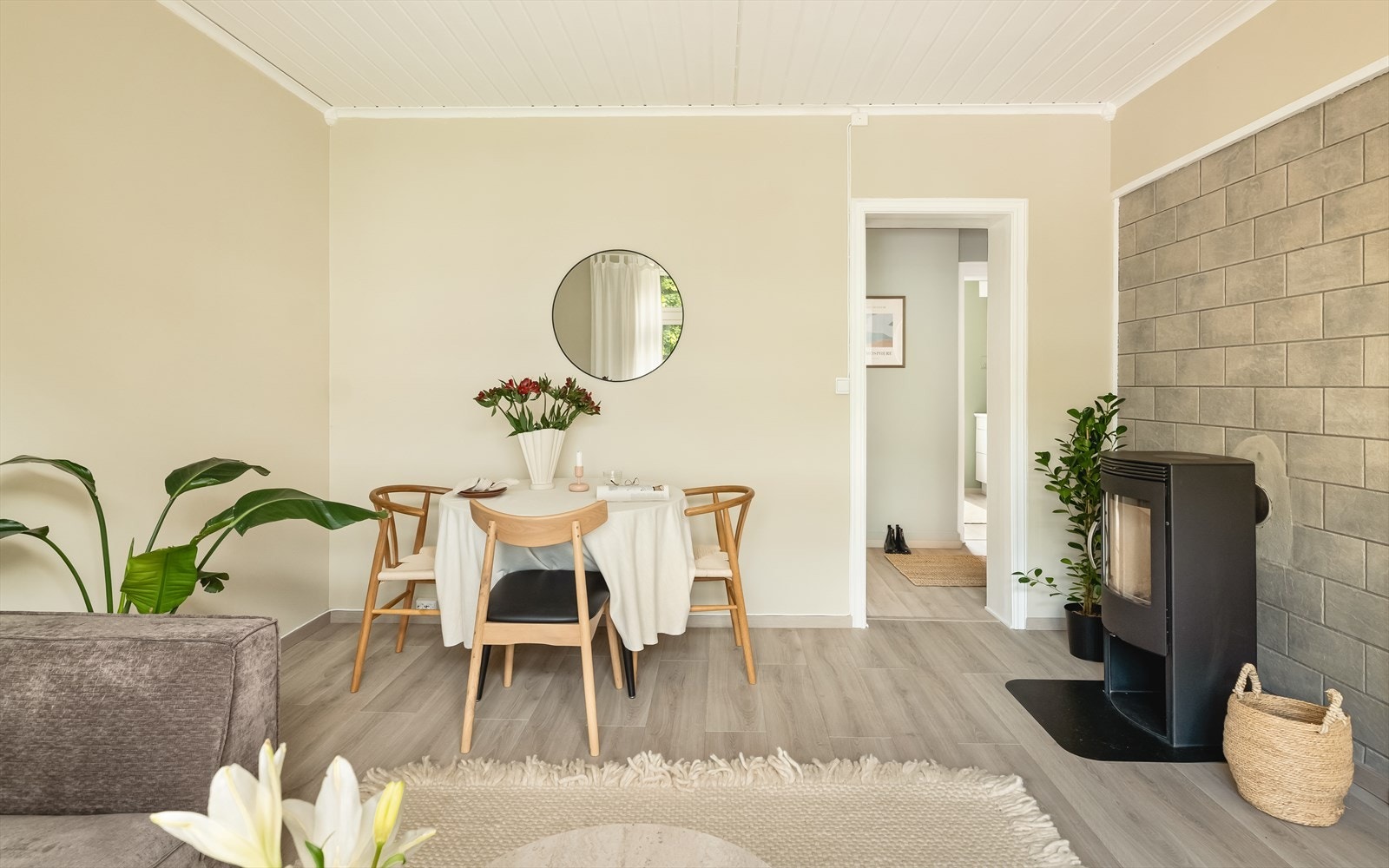 Stuen har godt med naturlig lys og de fleste overflatene i leiligheten ble pusset opp i 2023. Galleribilde
