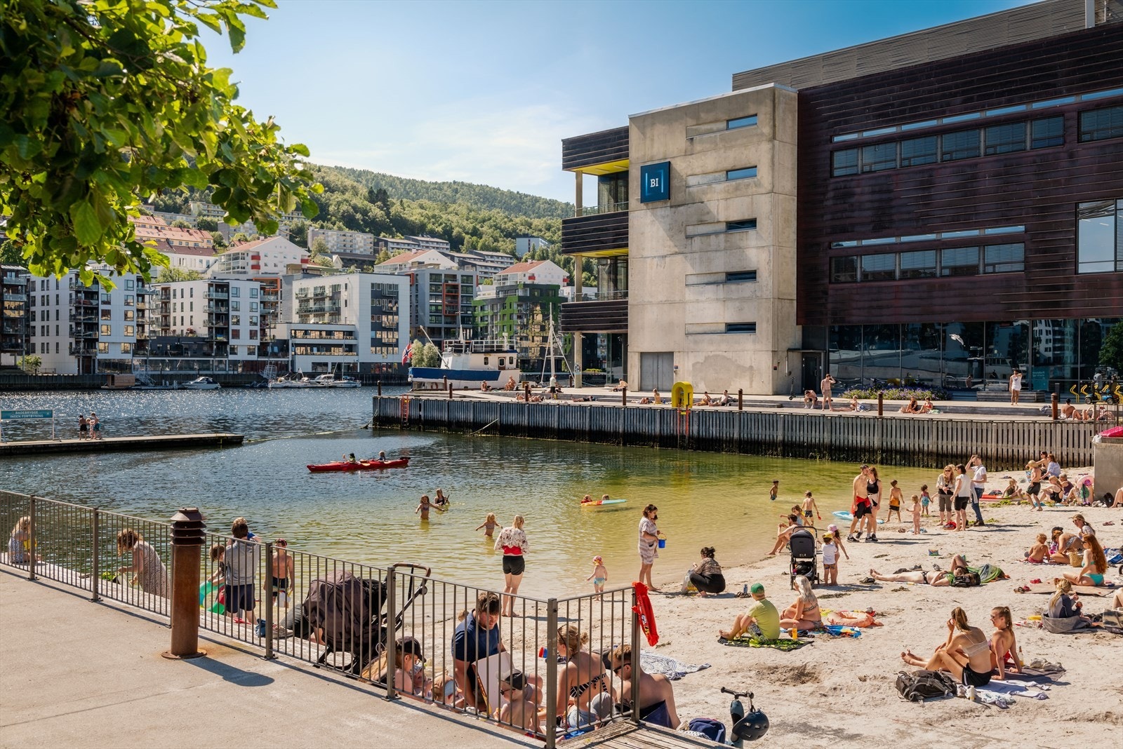 På de fineste dagene anbefales det en tur til sandstranden ved Handelshøyskolen BI. Galleribilde