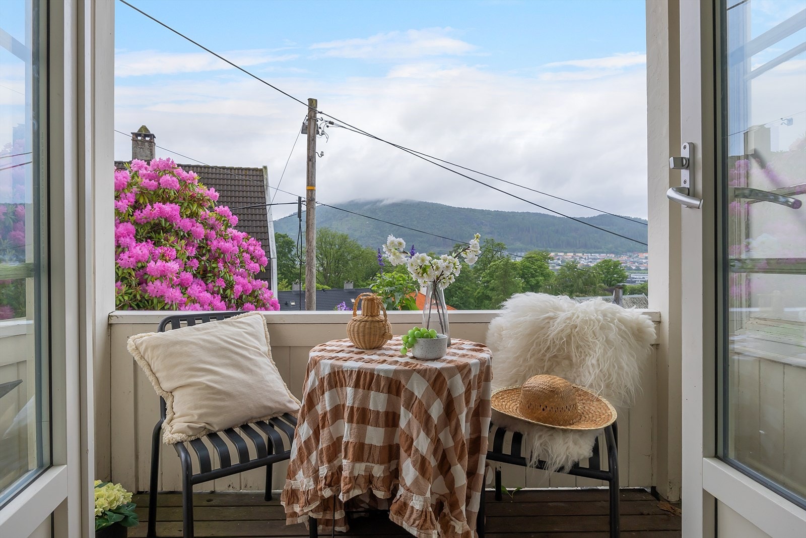 Fra stuen er det utgang til terrasse med gode solforhold og fin utsikt mot byfjellene Galleribilde