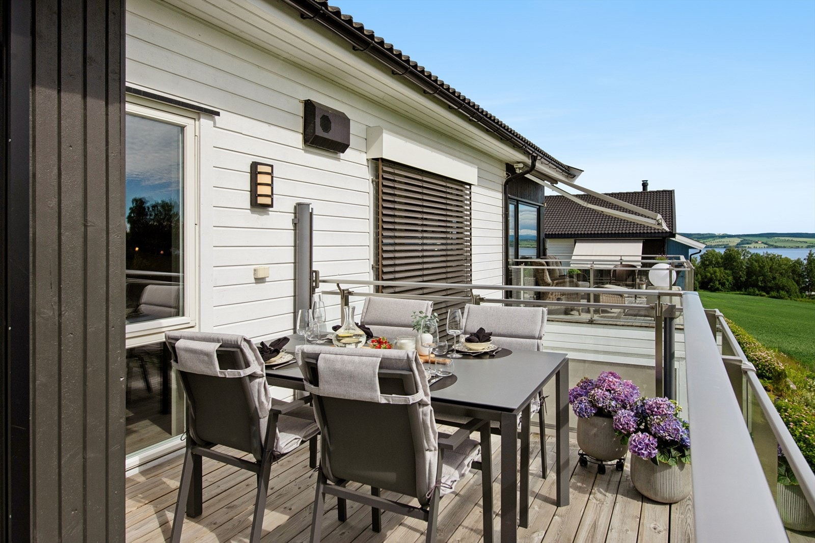 Verandaen er utstyrt med utelys og har et solid tredekke. Galleribilde