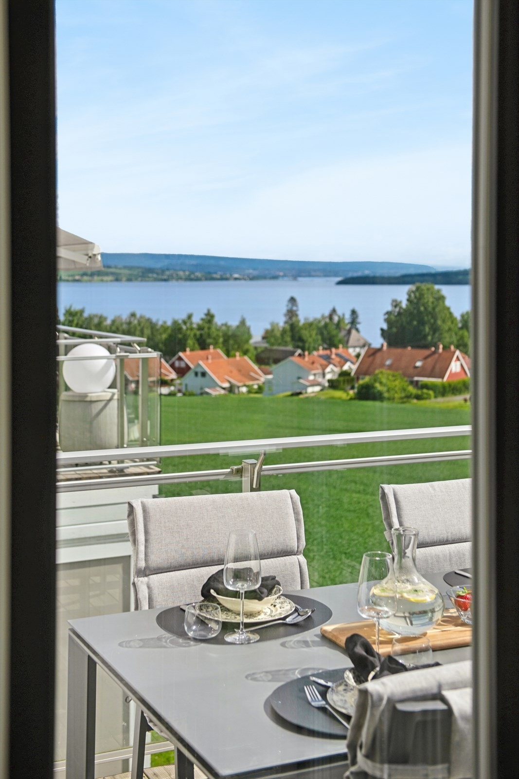 Utsikten kan nytes fra både stuen og verandaen. Galleribilde