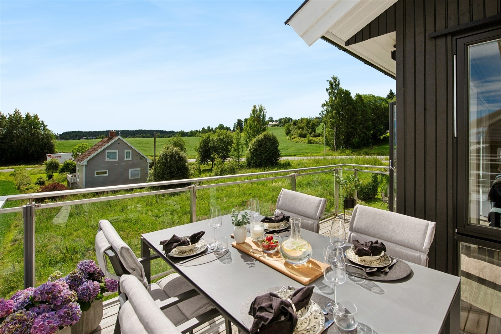 Østvendt veranda på 10 m² med utsikt over kulturlandskapet og Mjøsa. Galleribilde
